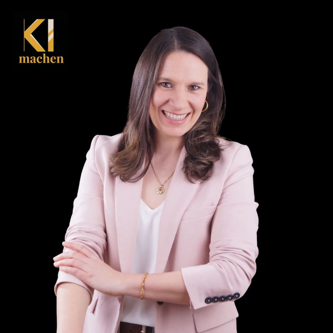 Sonja Kaiser im rosa Blazer mit dem Logo von KI machen